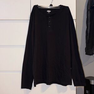 Men’s long sleeve black top